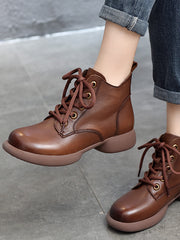 Kurze Lederstiefel mit hoher Spitze und Schnürung im britischen Stil