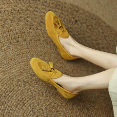 Loafer aus Wildleder mit Quasten und runder Spitze