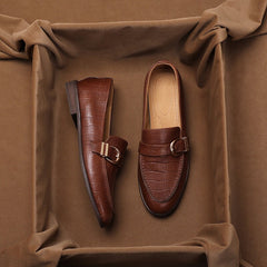 Mocasines con estampado de cocodrilo y hebilla de metal