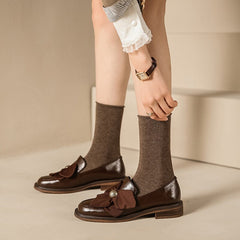 Loafer mit Blumendetail, weiche runde Zehenpartie, handgefertigt