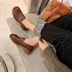 Mocasines con hebilla de metal y punta redonda