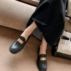 Loafer mit runder Spitze und goldener Metallschnalle
