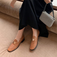 Loafer mit runder Spitze und goldener Metallschnalle