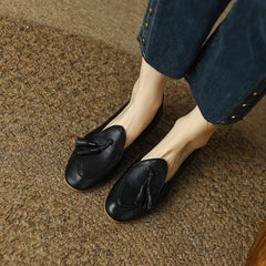 Loafer aus Wildleder mit Quasten und runder Spitze