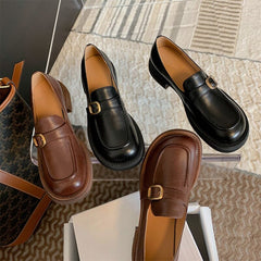 Mocasines con hebilla de metal y punta redonda