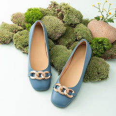 Mocasines con detalle de cadena de metal en negro y azul