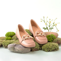 Mocasines con detalle de cadena de metal en negro/nude