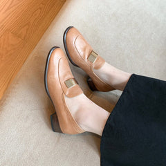 Loafer mit runder Spitze und goldener Metallschnalle