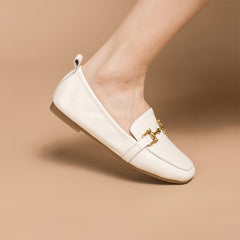 Mocasines retro con detalle de bocado de caballo, estilo relajado, en negro, blanco y gris