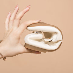 Mocasines retro con detalle de lazo metálico, estilo relajado, en negro, blanco y gris.