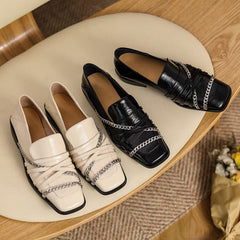 Weiche Retro-Loafer mit quadratischer Zehenpartie und Metallkette