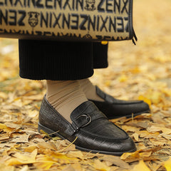 Mocasines con estampado de cocodrilo y hebilla de metal