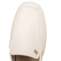 Mocasines retro con detalle de lazo metálico, estilo relajado, en negro, blanco y gris.