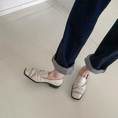 Weiche Retro-Loafer mit quadratischer Zehenpartie und Metallkette