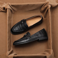 Mocasines con estampado de cocodrilo y hebilla de metal