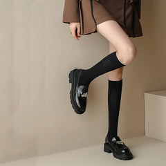 Klobige Loafer, glatte echte Plateauschuhe, runde Zehenpartie, Metallkettendetails