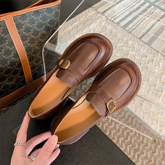 Mocasines con hebilla de metal y punta redonda