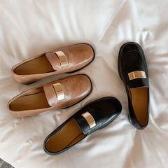 Loafer mit runder Spitze und goldener Metallschnalle