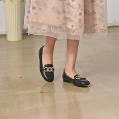 Mocasines con detalle de cadena de metal en negro/nude