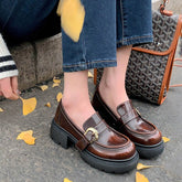 Klobige Loafer mit Plateausohle und runder Zehenpartie mit Metallknopf