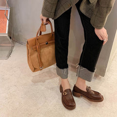 Mocasines con hebilla de metal y punta redonda