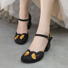 Mary-Jane-Sandalen mit mittelhohem Absatz und runder Zehenpartie sowie Retro-Schnallen