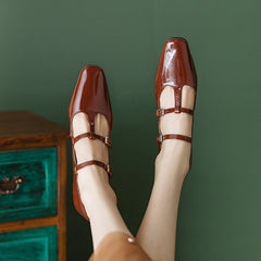 Mary Jane Pumps mit T-Riemen und Blockabsatz und quadratischer Zehenpartie