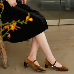 Handgefertigte Riemchen-Mary-Jane-Pumps mit Blockabsatz und Perlendetail