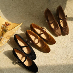 Handgefertigte Riemchen-Mary-Jane-Pumps mit Blockabsatz und Perlendetail