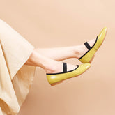 Handgemachte Mary Jane Flats aus Lackleder mit runder Spitze im Mori-Stil