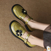 Handgefertigte Mary Jane Flats mit Blumendetail