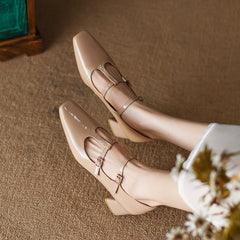 Mary Jane Pumps mit T-Riemen und Blockabsatz und quadratischer Zehenpartie