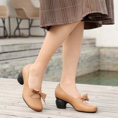 Klobige Pumps, echter, bequemer High Heel, Mary Jane, mit Knoten, Schwarz/Apricot