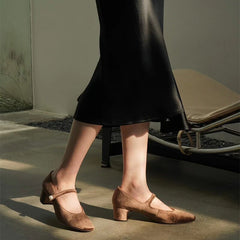 Handgefertigte Riemchen-Mary-Jane-Pumps mit Blockabsatz und Perlendetail