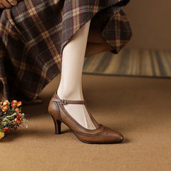 Handgefertigte Mary-Jane-Pumps mit T-Riemendetail und Broguing-Muster