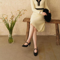 Handgefertigte Riemchen-Mary-Jane-Pumps mit Blockabsatz und Perlendetail