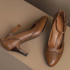 Handgefertigte Mary-Jane-Pumps mit T-Riemendetail und Broguing-Muster