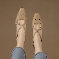 Handgefertigte Mary-Jane-Pumps mit gekreuzten Riemen und Broguing-Muster