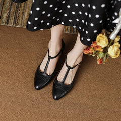 Handgefertigte Mary-Jane-Pumps mit T-Riemendetail und Broguing-Muster