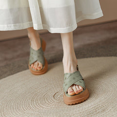 Klobige Riemchensandalen mit Prägung im Retro-Stil