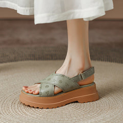 Klobige Riemchensandalen mit Prägung im Retro-Stil