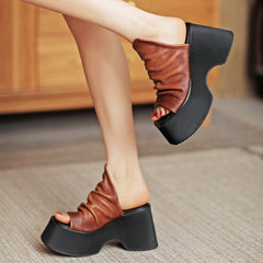 Handgemachte Plateau-Hausschuhe aus Rindsleder mit offener Spitze