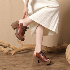Handgemachte Plateau-Peep-Toe-Hausschuhe aus Rindsleder mit Schnürung und High Heel-Sandalen