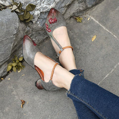 Handgemachte, echte, bestickte Retro-Pumps mit spitzer Zehenpartie und Riemchen von May Jane