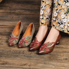 Zapatos de tacón esculturales con punta puntiaguda y bordado estilo retro, color café/gris
