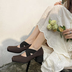 Zapatos de tacón con punta cuadrada y tiras cruzadas hechos a mano