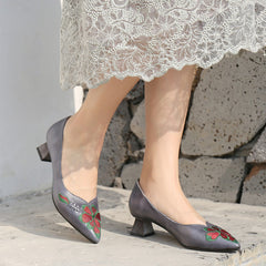 Zapatos de tacón de bloque con punta puntiaguda, estilo retro, bordados a mano, genuinos, en color gris/café.