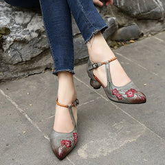 Handgemachte, echte, bestickte Retro-Pumps mit spitzer Zehenpartie und Riemchen von May Jane