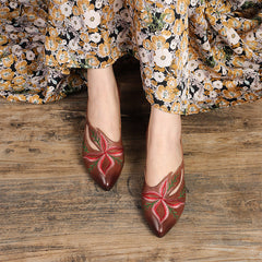 Zapatos de tacón esculturales con punta puntiaguda y bordado estilo retro, color café/gris