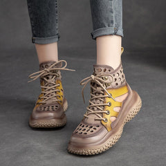 Perforierte Plateaustiefel mit Schnürung und Gladiatorsandalen